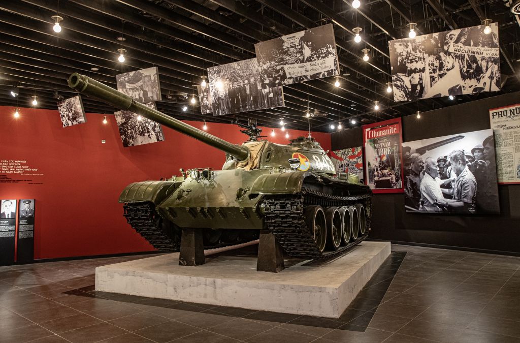 Xe tăng T-54B số hiệu 843 trưng bày trong bảo tàng