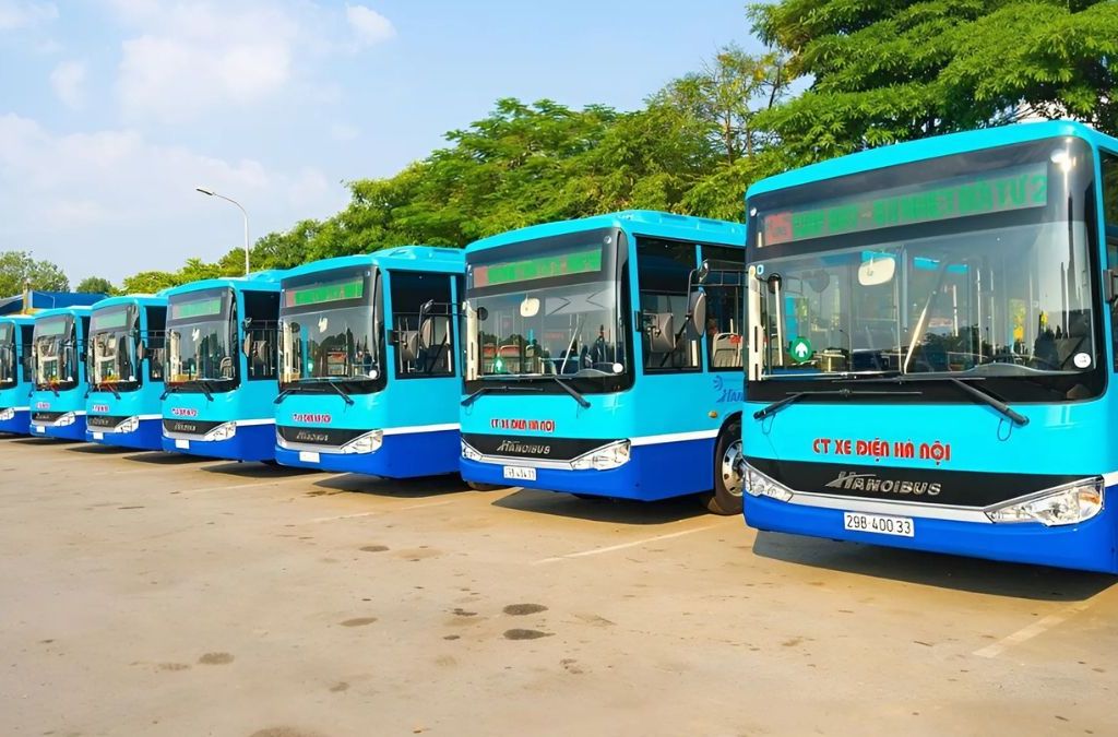 Dãy xe buýt công cộng tại Hà Nội