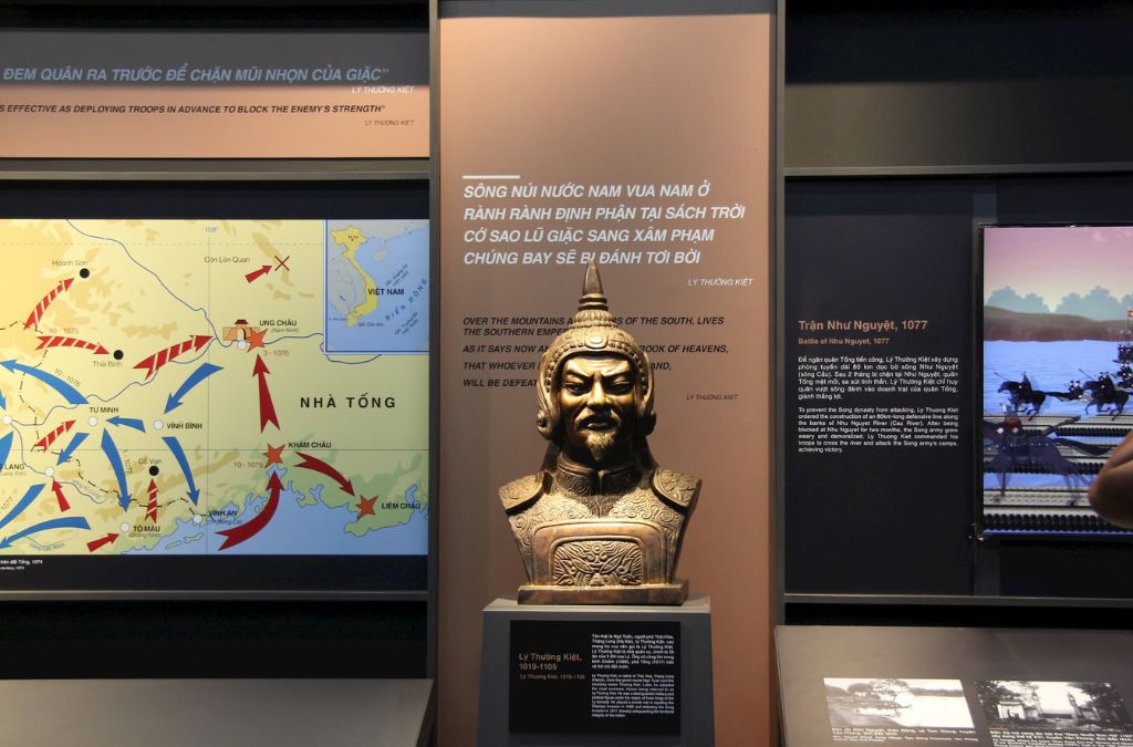 Tượng chân dung Lý Thường Kiệt