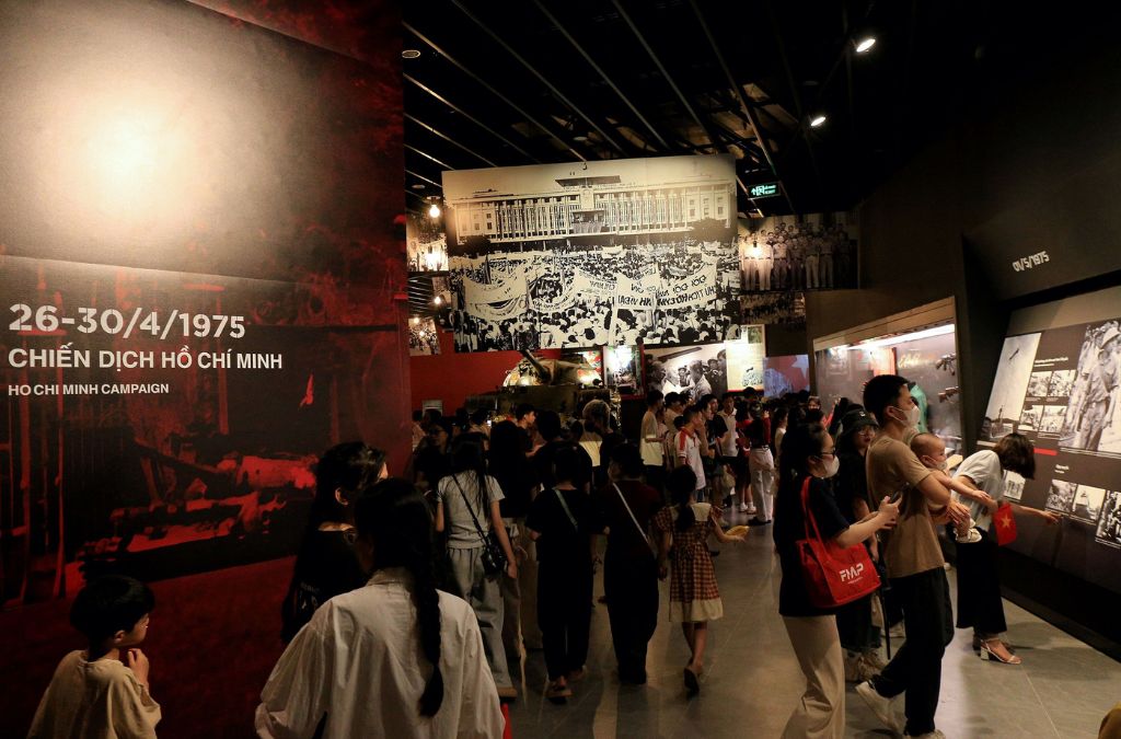 Khách tham quan khu trưng bày Chiến dịch Hồ Chí Minh năm 1975