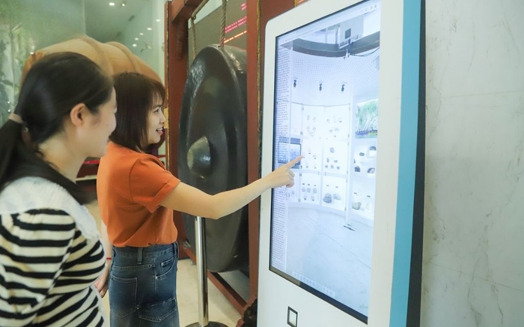Màn hình cảm ứng tương tác tại Bảo tàng Quảng Ninh