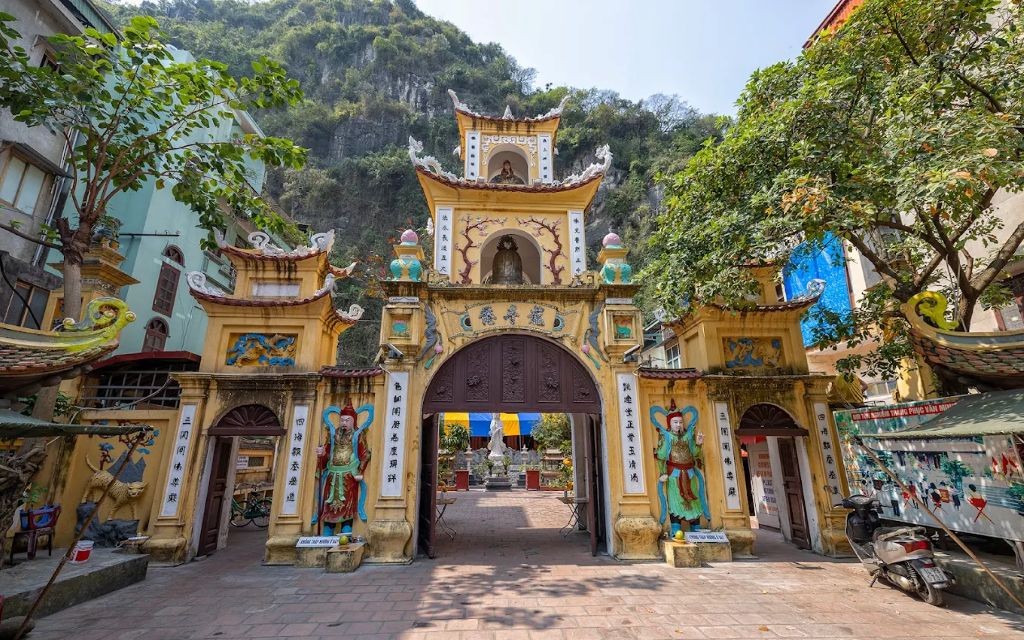 Chùa Long Tiên dưới chân núi Bài Thơ
