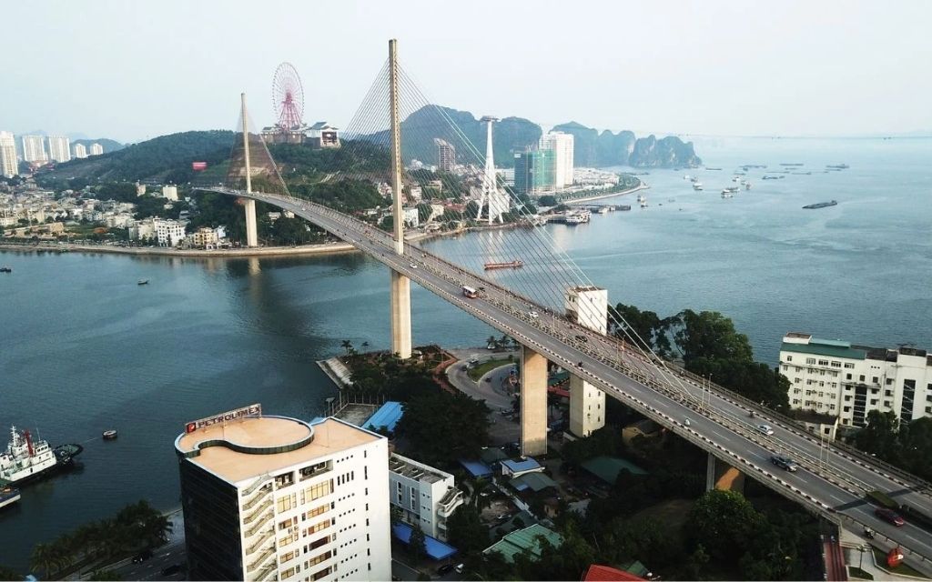 Cầu Bãi Cháy bắc qua vịnh Hạ Long