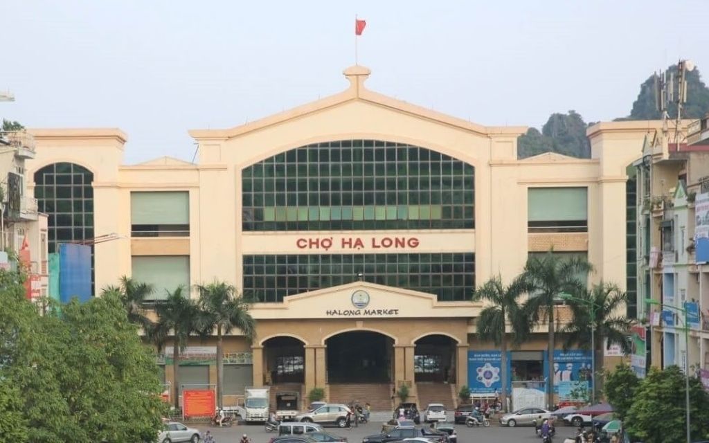 Chợ Hạ Long với các loại hải sản và đặc sản địa phương