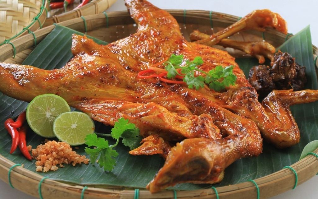 Món gà đồi nướng thơm ngon tại Hạ Long
