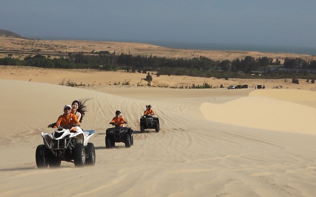 Lái xe ATV trên đồi cát Bàu Trắng 
