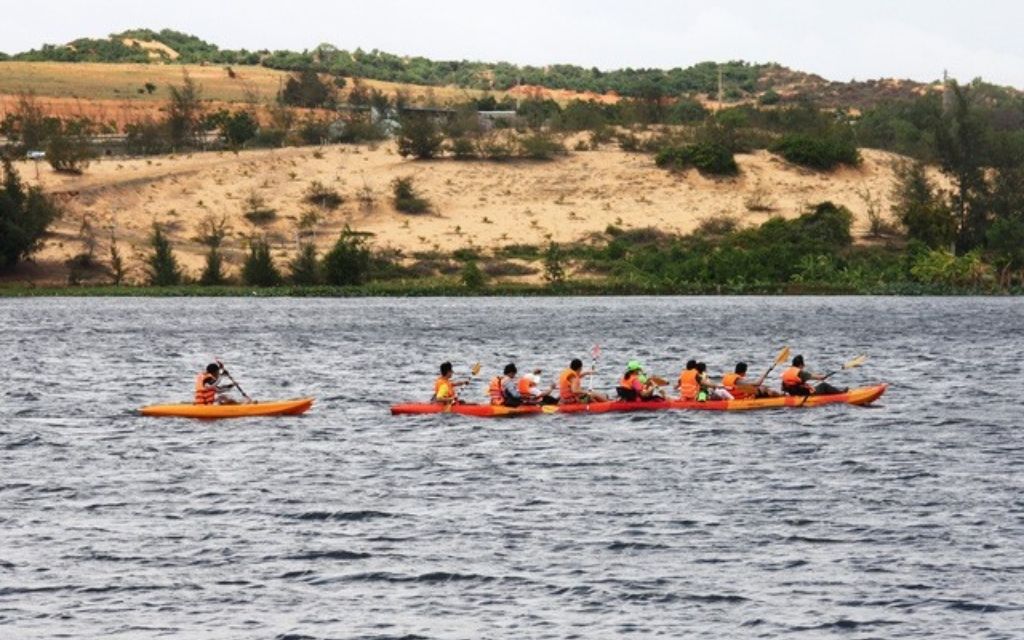Chèo kayak và SUP trên hồ Bàu Bà 