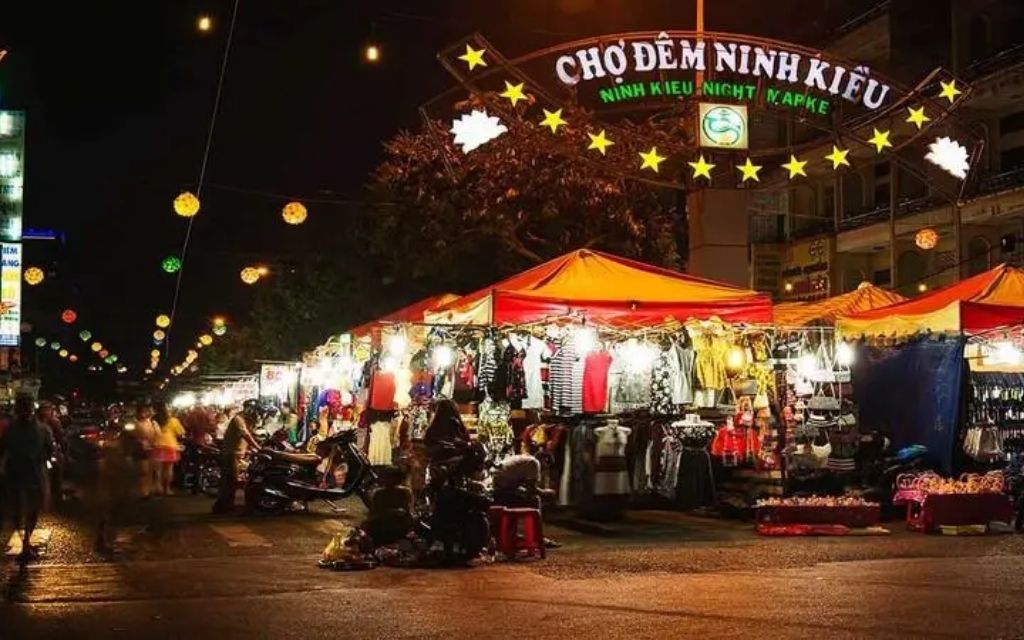 Chợ Ninh Kiều về đêm