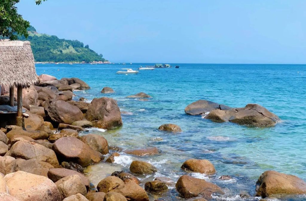 Ghềnh đá và nước biển trong tại Bãi Rạng