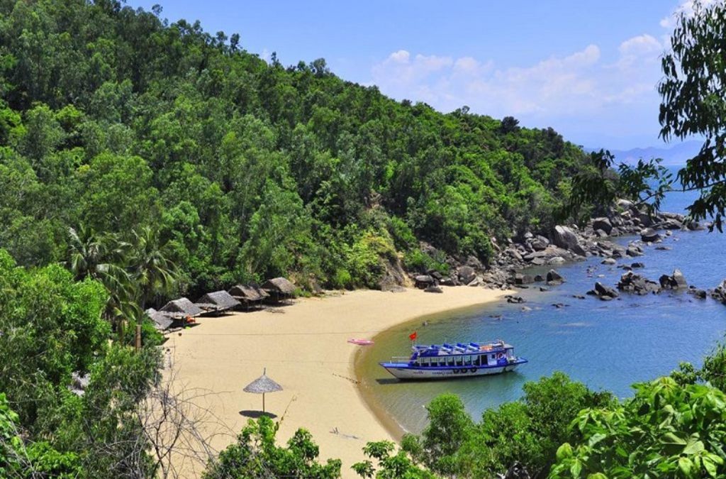 Vịnh Cát Vàng và thuyền tại Bãi Cát Vàng