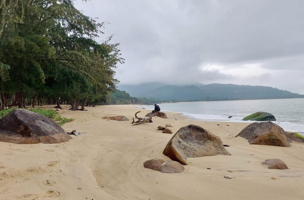 Bãi biển Làng Vân dưới chân đèo Hải Vân