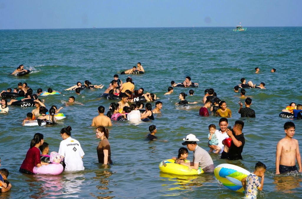 Đông người tắm biển Đà Nẵng vào mùa hè