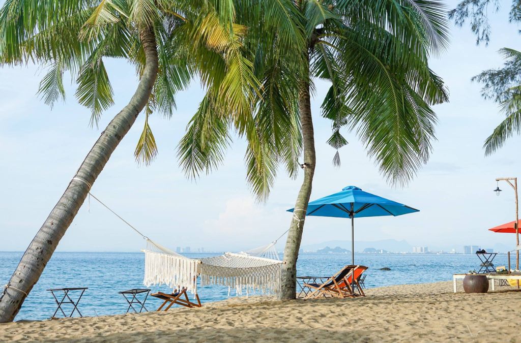 Bãi biển Đà Nẵng yên tĩnh trong mùa mưa