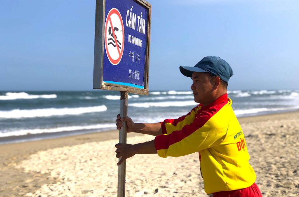 Nhân viên cứu hộ đặt biển cấm tắm tại Đà Nẵng