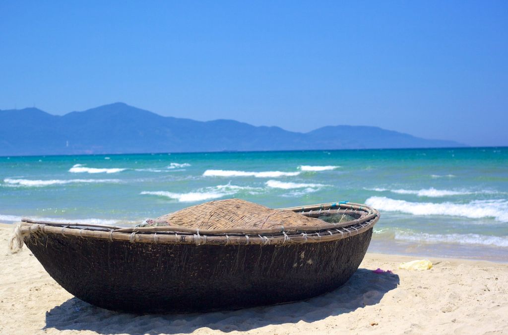 Thuyền thúng trên bãi biển Non Nước