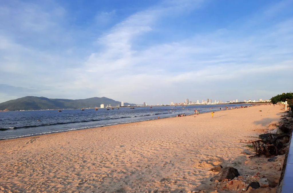 Bờ cát dài tại bãi biển Thanh Bình