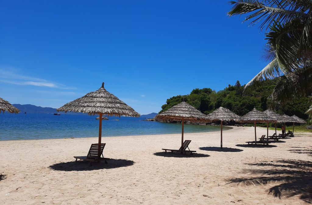 Những chòi nghỉ trên bãi tắm Tiên Sa