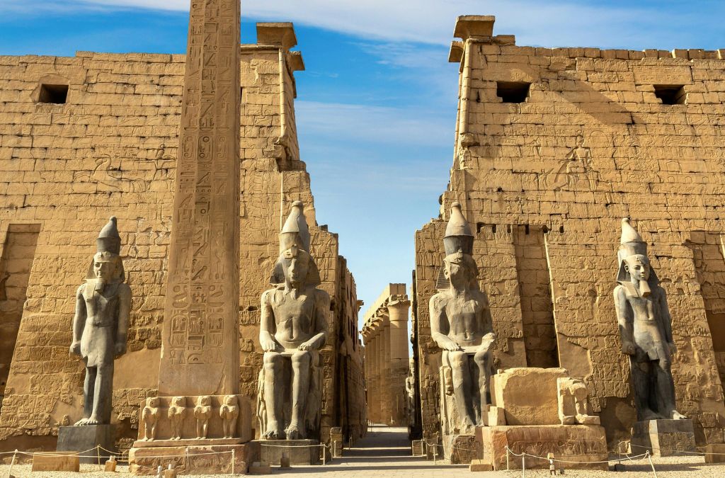 Đền Luxor với tượng pharaoh và tháp obelisk tại Luxor, Ai Cập. 
