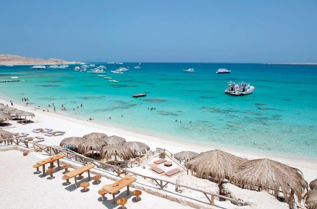 Bãi biển Hurghada ngập nắng trong mùa đông bên bờ Biển Đỏ, Ai Cập.