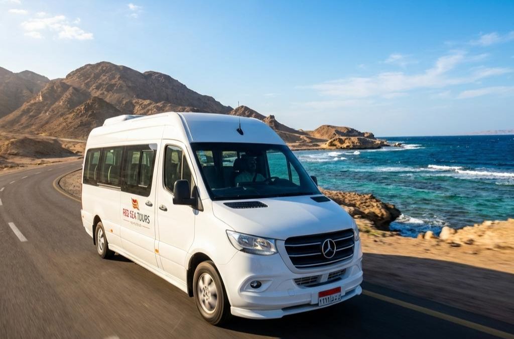 Taxi di chuyển trên đường ven biển nối Hurghada với El Gouna ở Ai Cập