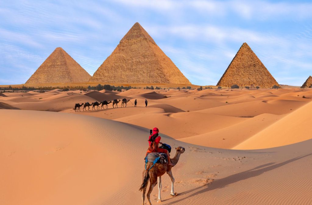 cưỡi lạc đà tham quan Kim tự tháp Giza giữa sa mạc Ai Cập.