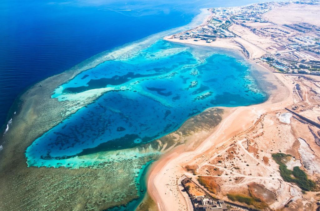 Toàn cảnh biển xanh và rạn san hô tại Sharm El-Sheikh trên bán đảo Sinai, Ai Cập.