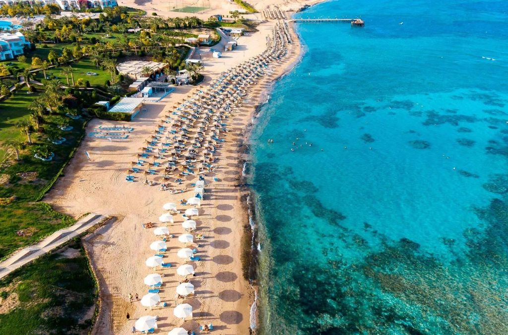 Khu nghỉ dưỡng ven Biển Đỏ tại Marsa Alam với bãi cát vàng và làn nước xanh ngọc.