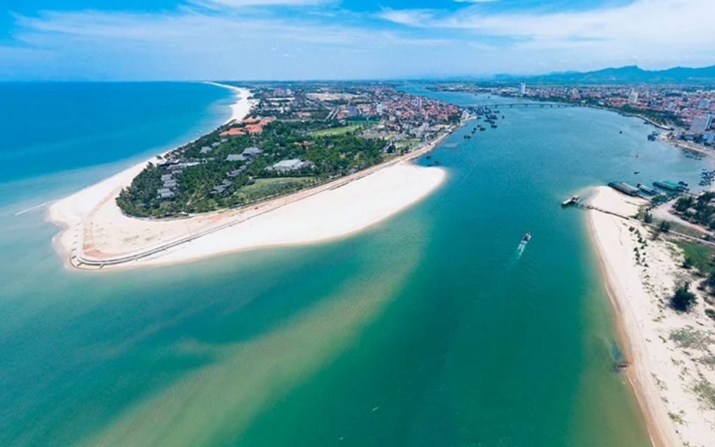 Toàn cảnh biển Nhật Lệ