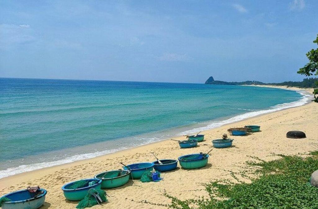Bãi biển Phú Thường Phú Yên với bờ cát vàng hình cánh cung và nước biển trong xanh