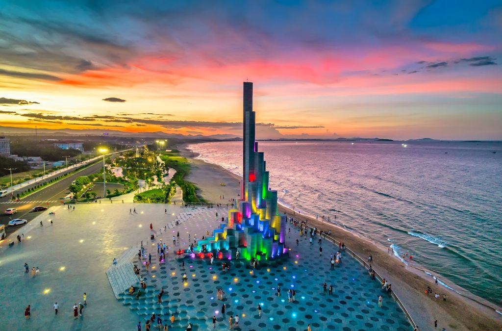 Bãi biển Tuy Hòa Phú Yên nhìn từ trên cao với bờ cát vàng và hàng phi lao xanh mát