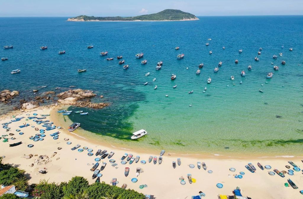 Đảo Cù Lao Mái Nhà Phú Yên nhìn từ biển với bãi đá tự nhiên