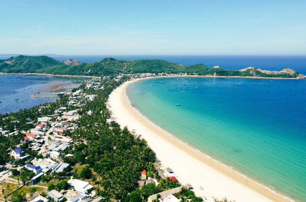 Bãi biển Vịnh Hòa Phú Yên với bờ cát trắng và núi bao quanh