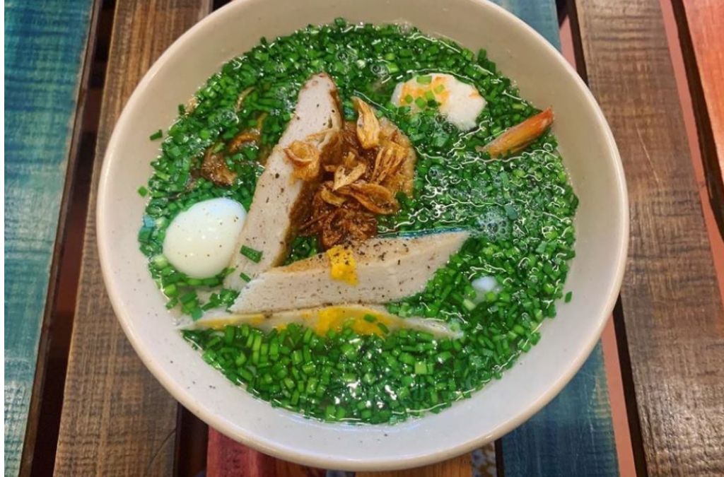 Tô bánh canh hẹ Phú Yên với chả cá và hẹ xanh
