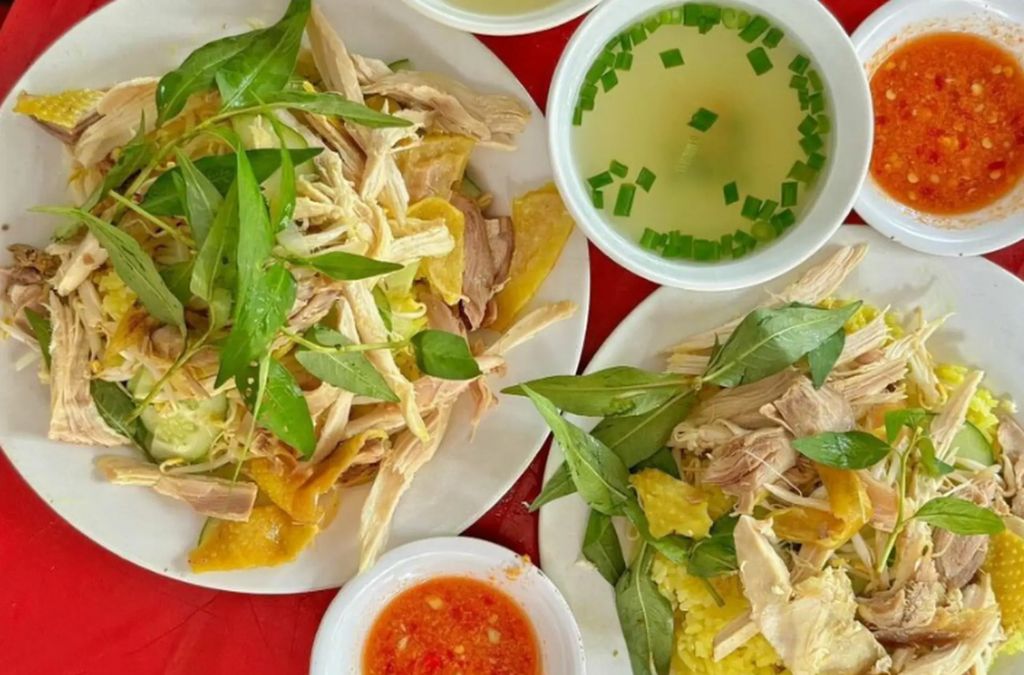 Đĩa cơm gà Phú Yên ăn kèm rau sống và nước chấm