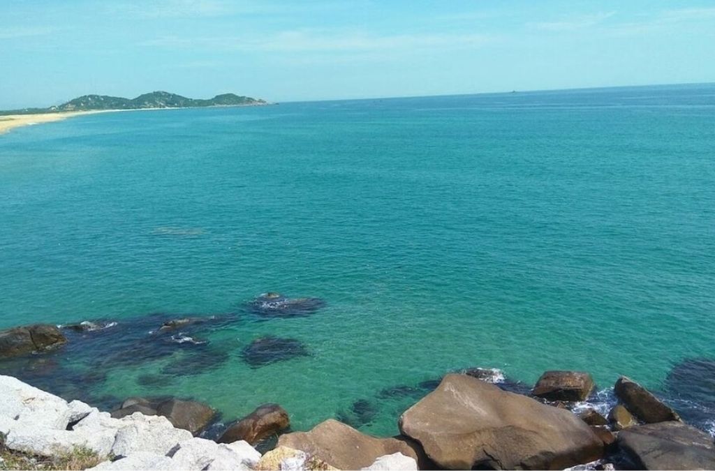 Bãi Gốc Phú Yên hoang sơ với thuyền đánh cá của làng chài ven biển