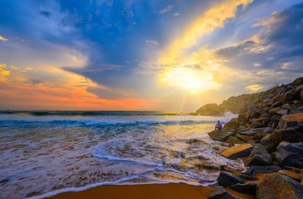 Ghềnh đá tự nhiên tại Bãi Tiên Phú Yên với làn nước xanh ngọc