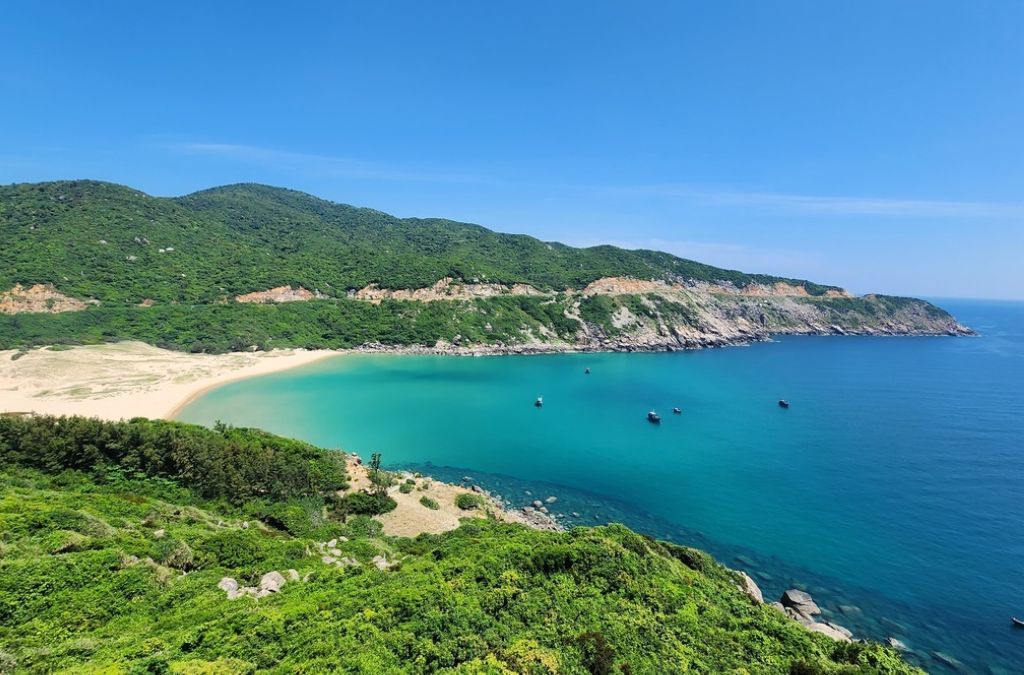 Bãi cát nhỏ yên tĩnh tại Bãi Tiên Phú Yên