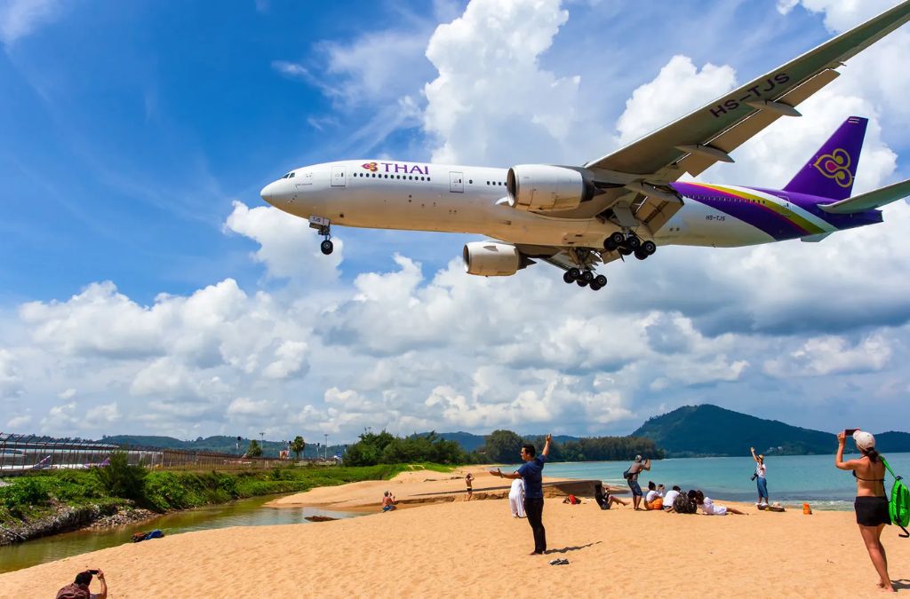 Máy bay hạ cánh trên bãi biển Mai Khao