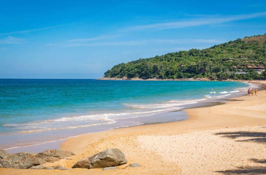 Bãi biển Nai Thon với đồi xanh ven bờ