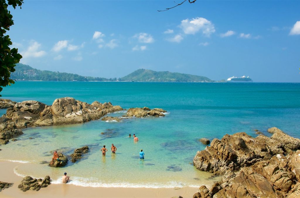 Một góc bãi biển Patong với bờ đá và nước xanh