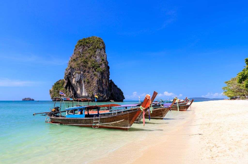 Thuyền đuôi dài trên biển Phuket mùa khô