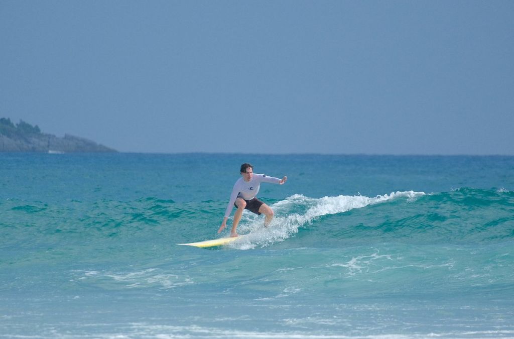 Lướt sóng tại Phuket trong mùa mưa