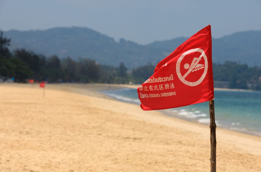 Cờ đỏ cảnh báo cấm tắm trên bãi biển Phuket