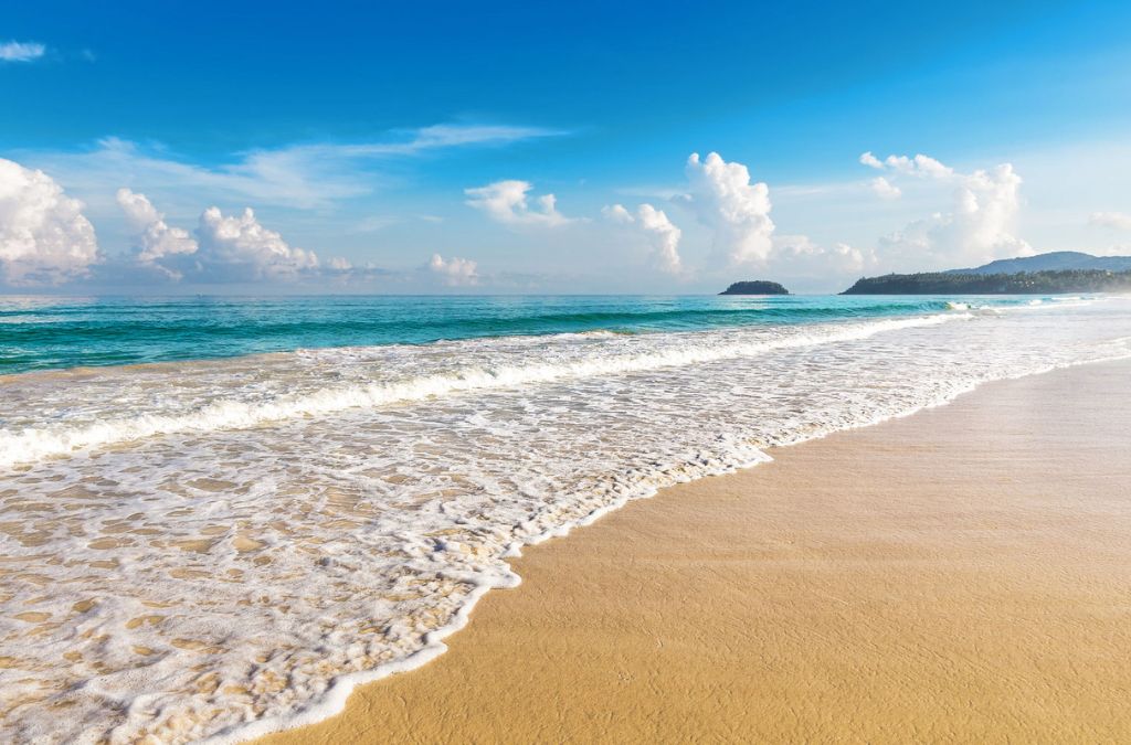 Bờ cát dài và sóng biển tại Karon