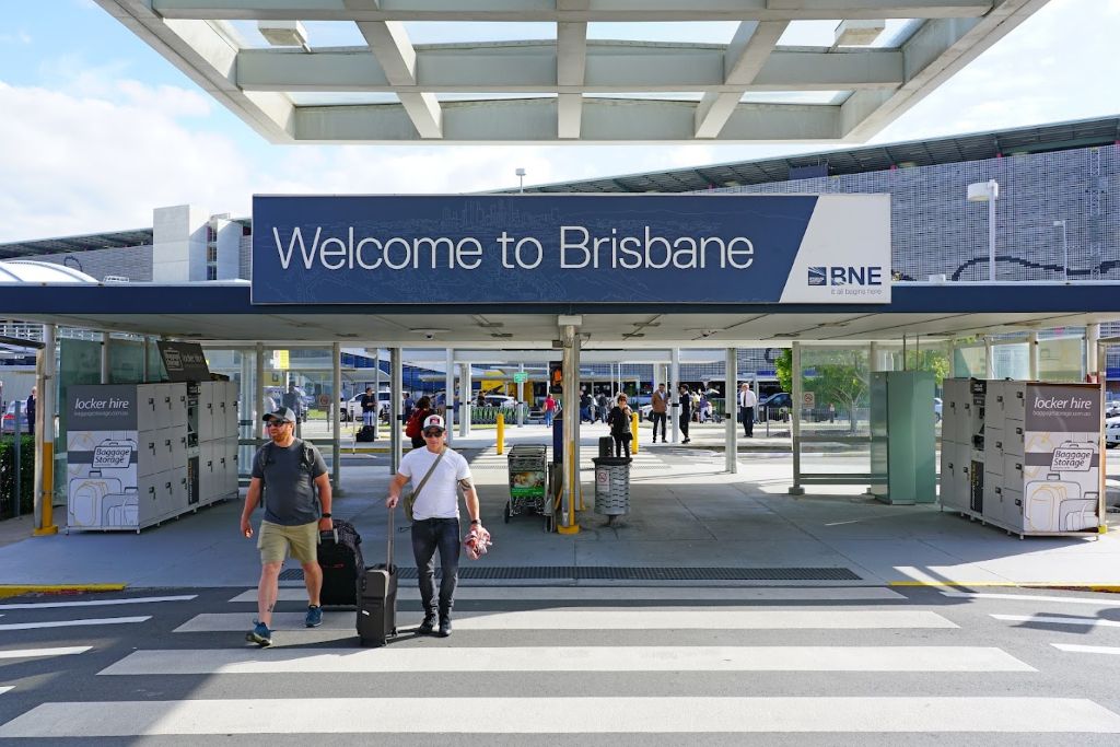Hạ cánh tại sân bay Brisbane