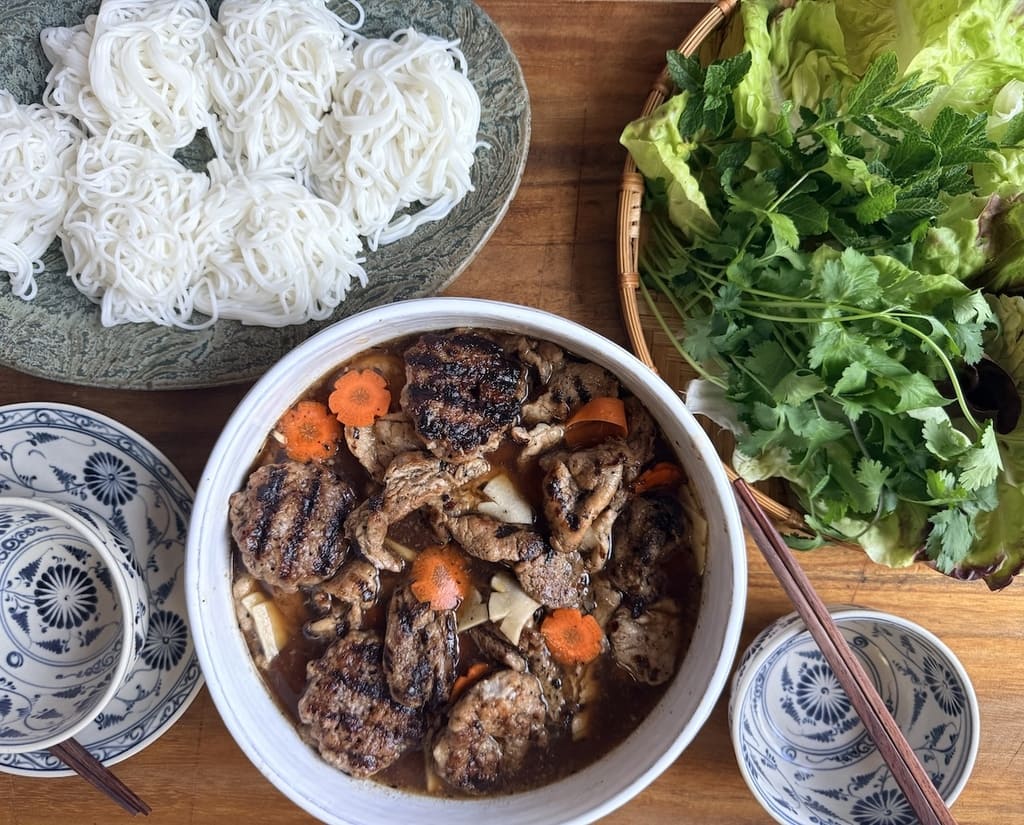 Bún chả Đắc Kim là địa chỉ lâu đời tại Hà Nội