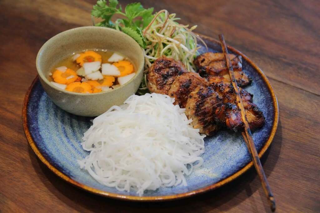 Bún Chả Que Tre Tô Hiệu mộc mạc nhưng hấp dẫn