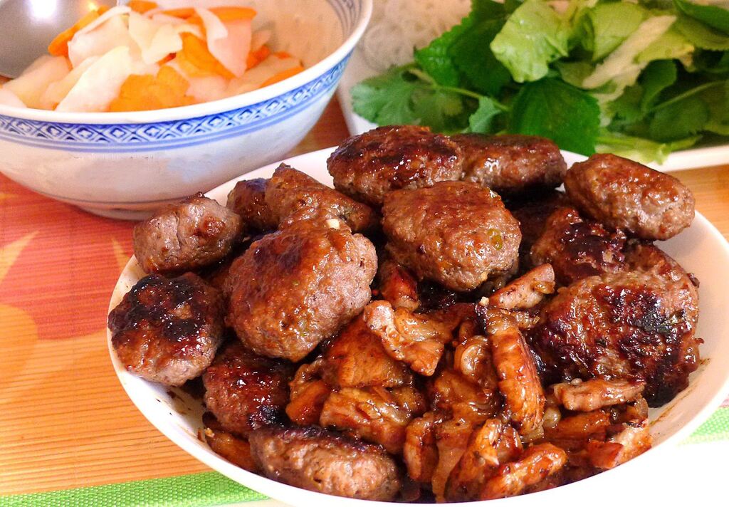 Bún chả Bác Phương nổi tiếng với chả viên thủ công