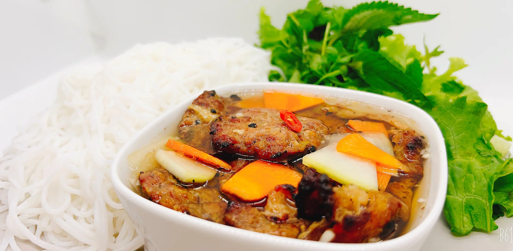 Bún chả Cửa Đông là quán bún chả Hà Nội nổi tiếng