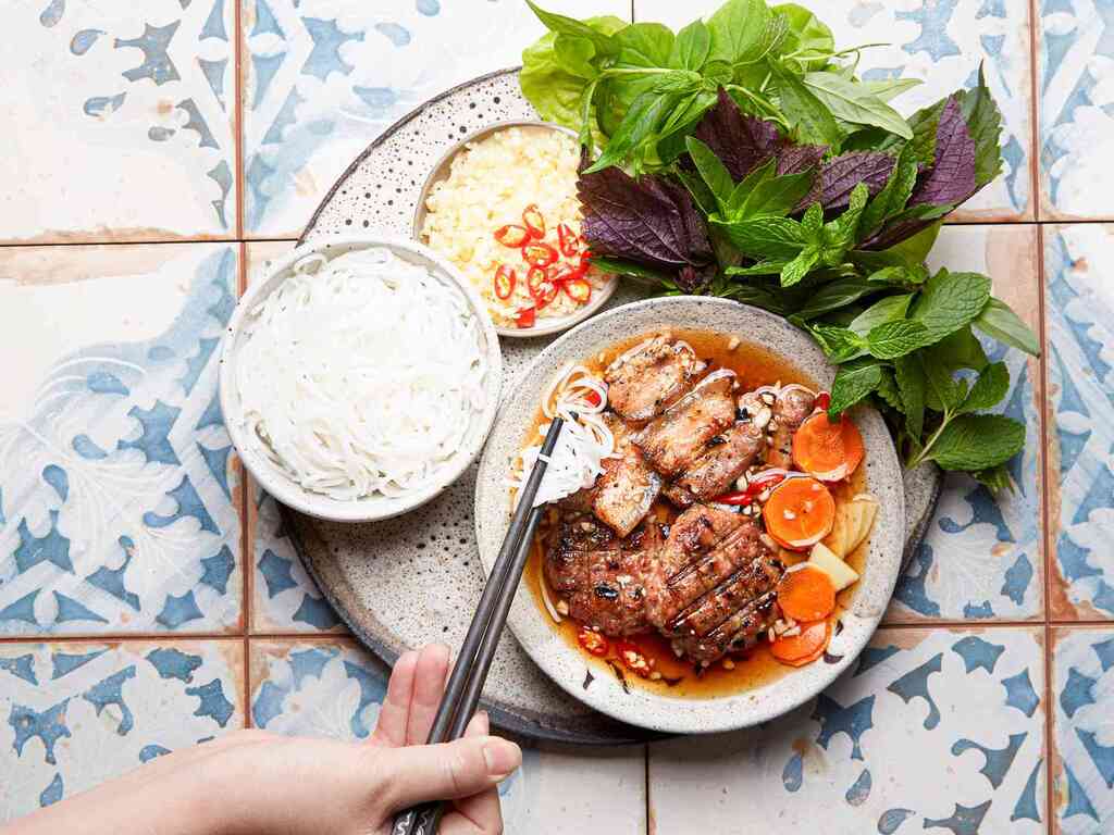 Ăn bún chả Hà Nội đúng điệu để cảm nhận vị ngon